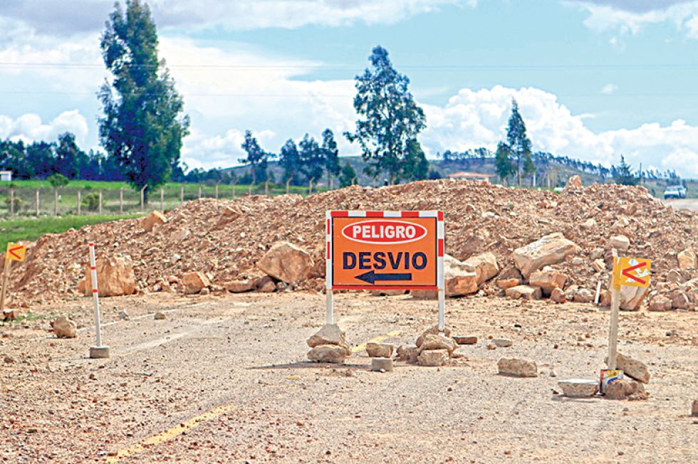 CARRETERAS. Trabajos en la doble vía Sucre – Yamparáez; el proyecto fue señalado por hechos de corrupción.