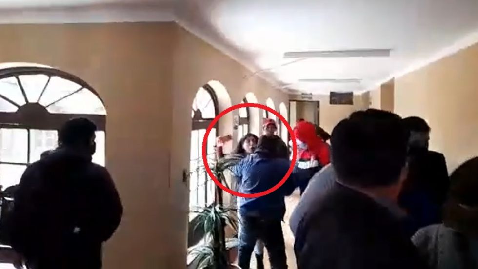 El momento en el que intentan quitarle el teléfono a la periodista Iris Toro.