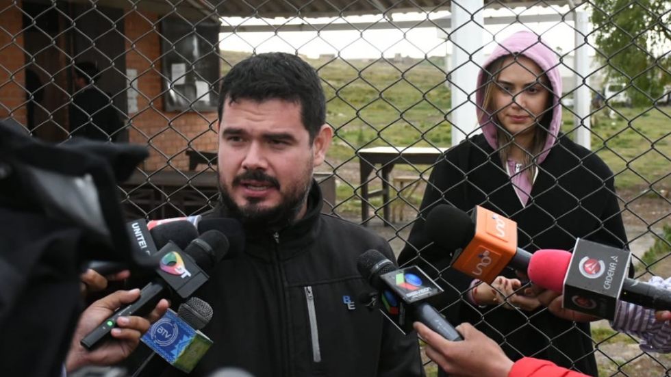 El asesor del gobernador de Santa Cruz, Efraín Suárez, en puertas de Chonchocoro.