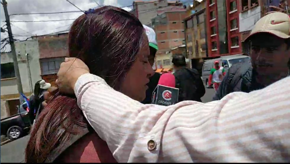 La periodista Helga Velasco es asistida por una colega y maestros tras sufrir agresión policial con gas lacrimógeno.