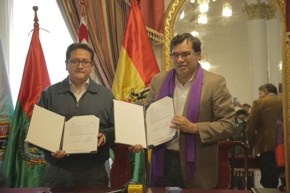 Terrazas y Mercado muestran el documento de revalidación del convenio interinstitucional.