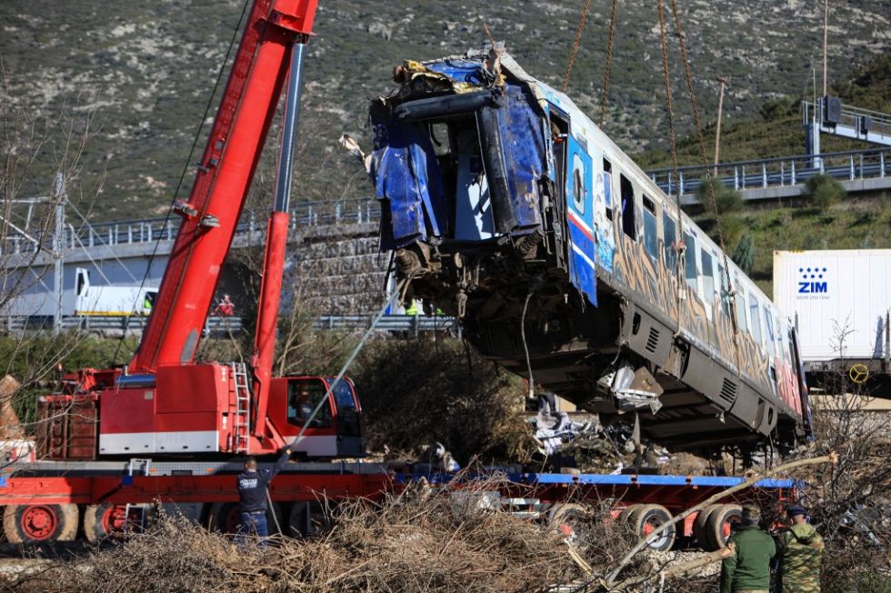 Los equipos técnicos retiran un vagón de tren de la escena del accidente de tren del 28 de febrero en el valle de Tempi (Grecia)