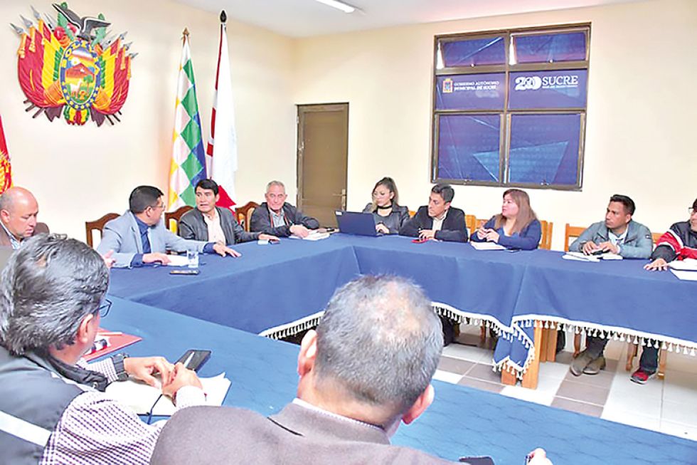 REUNIÓN. El alcalde Enrique Leaño y el gobernador Damián Condori, ayer, en la Villa Bolivariana.