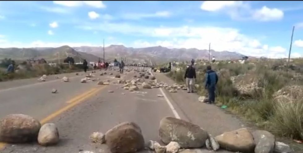 Una imagen del punto de bloqueo instalado ayer en Karachipampa, en la ruta a Sucre.