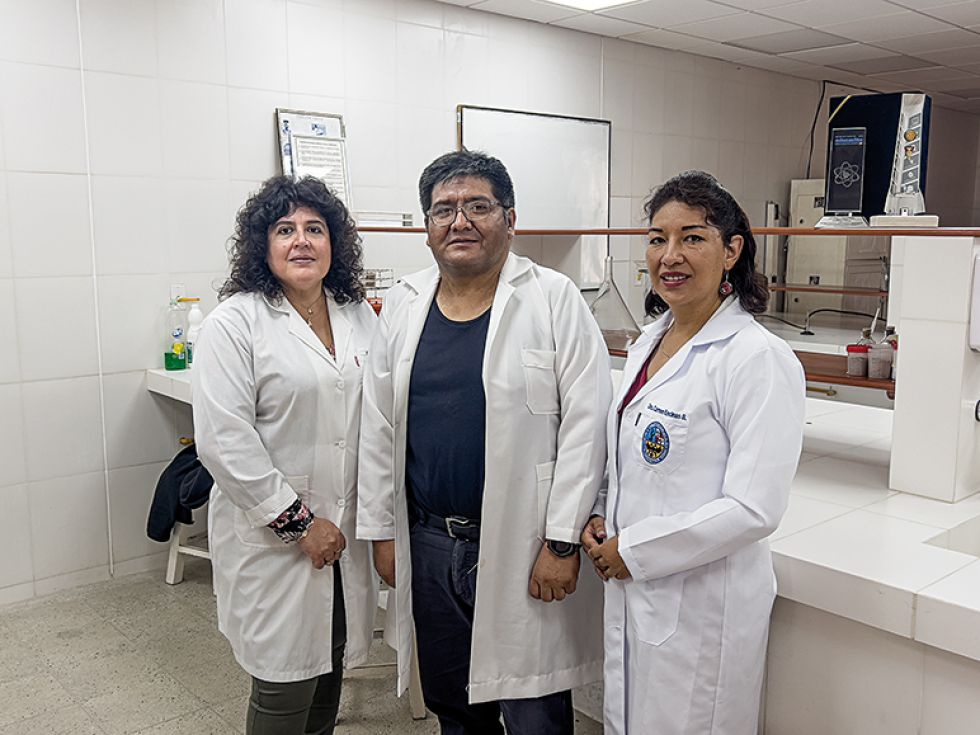 La bioquímica Magaly Magariños, Ramón Delgado restaurador del Museo Colonial Charcas y la bioquímica Carmen Encinas.