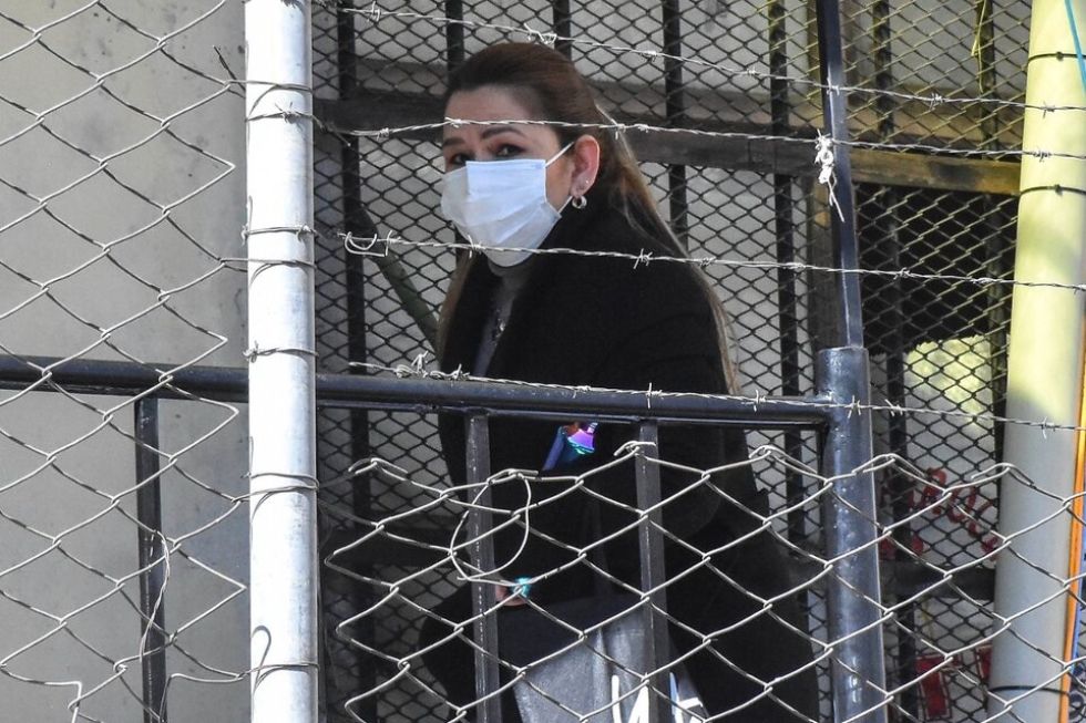 Jeanine Áñez camina por uno de los pasillos superiores de la cárcel para mujeres de Obrajes, en La Paz.