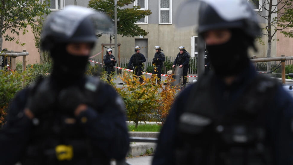 La policía francesa se despliega en el barrio La Grande Borne, al sur de París, tras un crimen