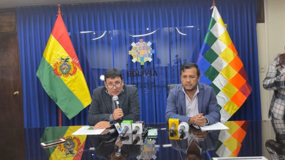 El ministro Franklin Molina y el viceministro de Electricidad y Energías Alternativas, Edgar Caero, hicieron el anuncio.