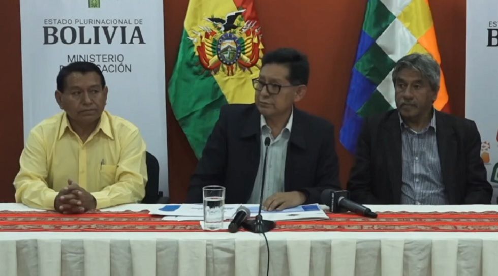 El ministro de Educación, Edgar Pary (c), brindó este martes una conferencia de prensa.