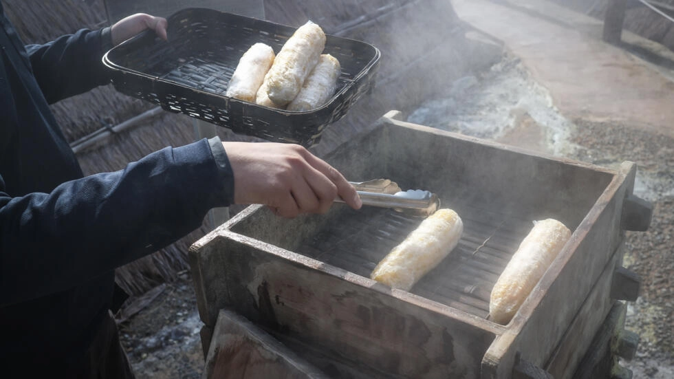 Maíz cocinado con el vapor procedente de la corteza terrestre en la ciudad japonesa de Beppu