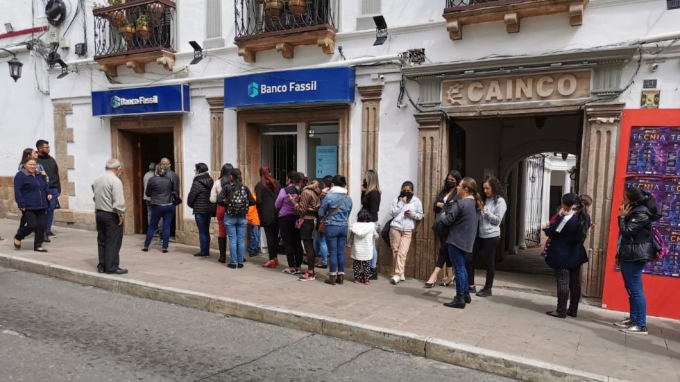 Una fila de personas en puertas de la agencia del Banco Fassil en Sucre.
