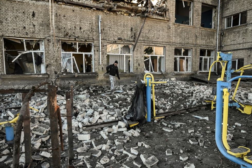 Un hombre camina fuera de una escuela destruida después de un ataque con misiles en Kramatorsk