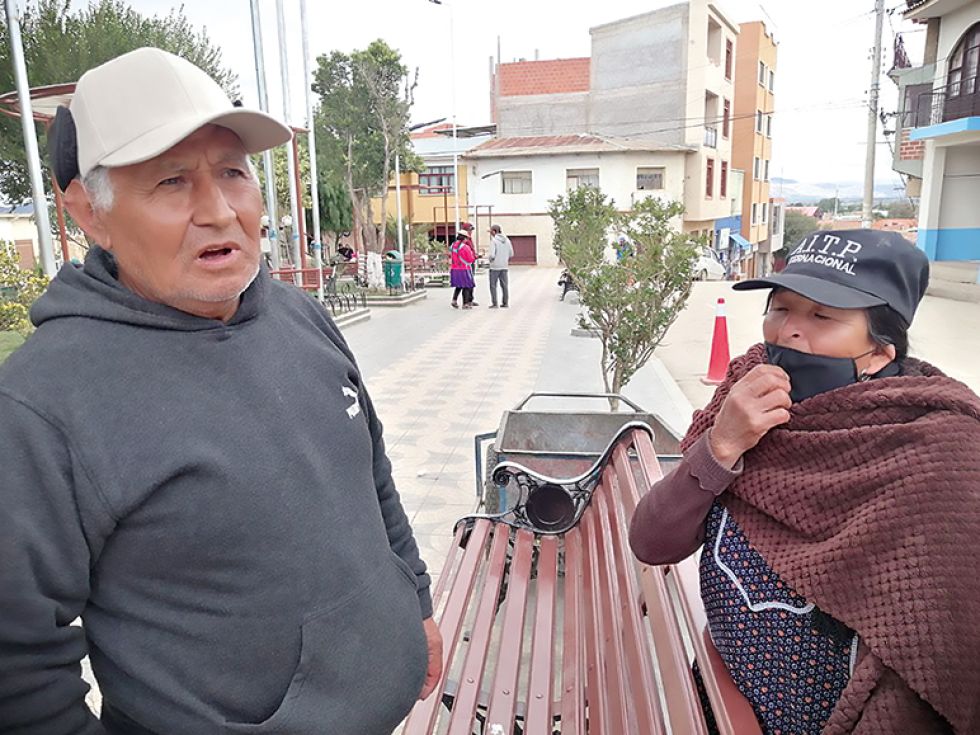 PEREGRINACIÓN. La pareja de ancianos que reclama justicia y que viajó hasta Sucre.