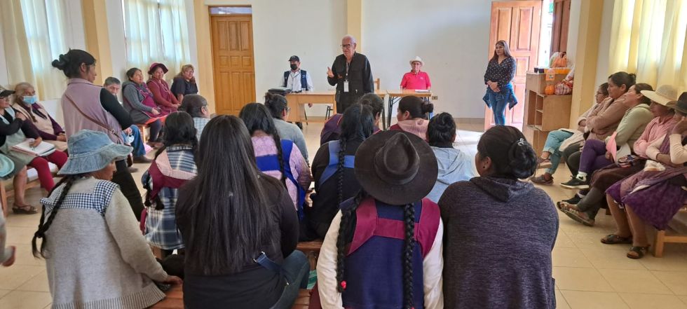 Dictan cursos de educación sanitaria sobre el manejo de alimentos y la higiene de los puestos.