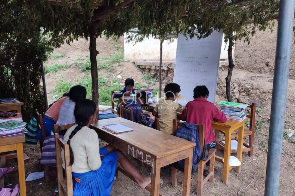 TRISTE. Así pasan clases los estudiantes del primero de secundaria de la unidad educativa Wañoma Baja del municipio de Poroma.