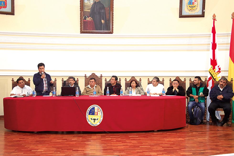 CÍVICOS. Los dirigentes de los comités cívicos del país, en su reunión en el Paraninfo Universitario de San Francisco Xavier.