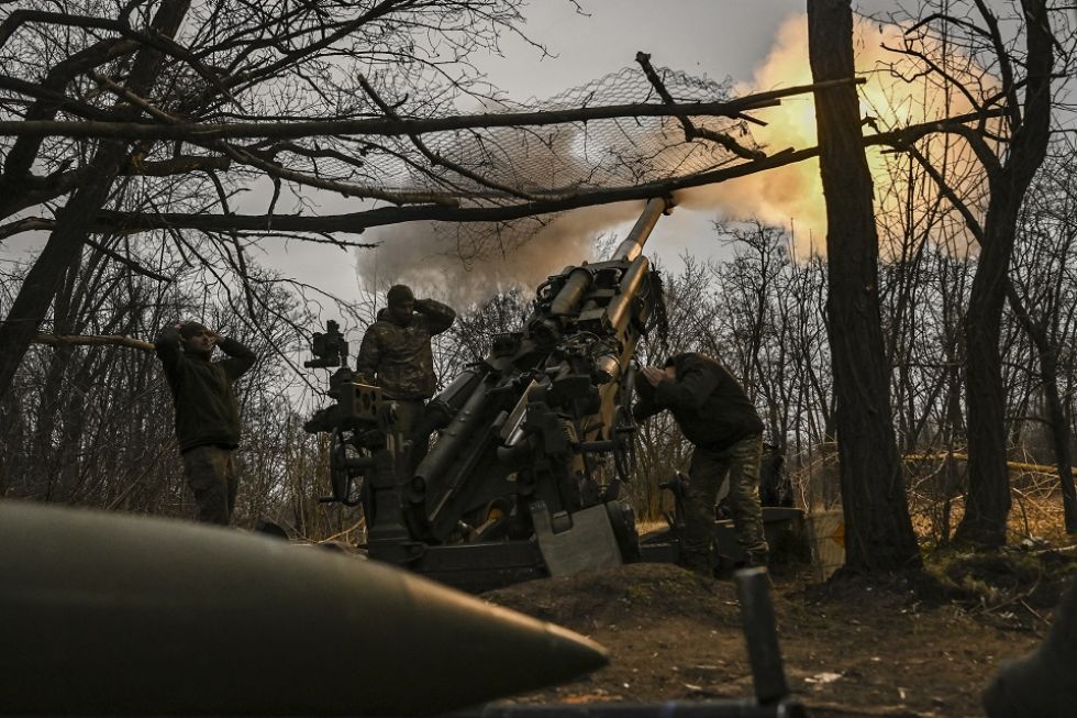 Militares ucranianos disparan un obús M777 contra posiciones rusas cerca de Bakhmut, en Ucrania.