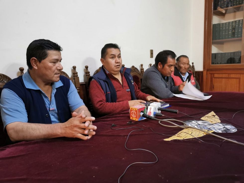 La dirigencia del transporte chuquisaqueño en la conferencia de prensa de esta mañana.