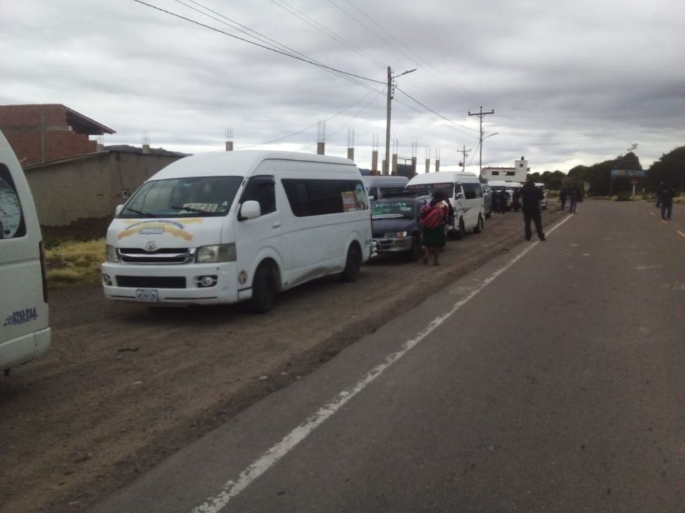 Parte de los surubíes de los transportistas chuquisaqueños en la ruta Sucre-Cochabamba.