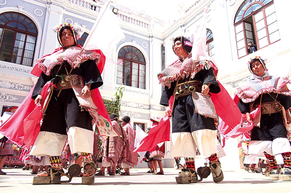 INVITACIÓN. Los bailarines del Pujllay en el patio de la Gobernación invitaron a la fiesta.