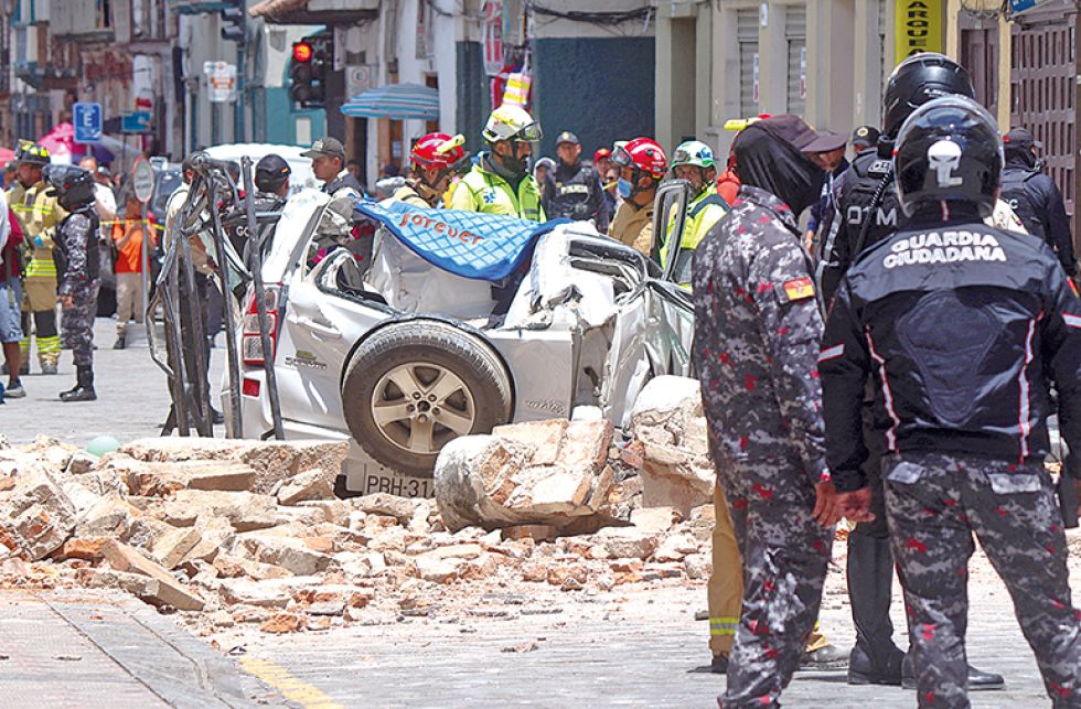 SISMO. L0s vehículos destruidos como claro ejemplo de los daños del sismo en Cuenca, Ecuador.