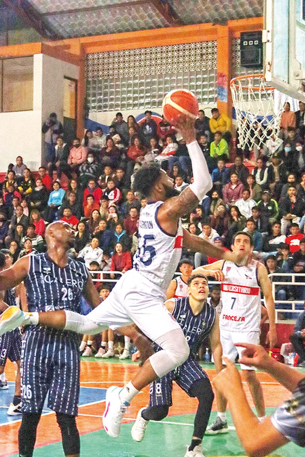 Una de las espectaculares jugadas que dejó el duelo entre capitalinos y potosinos.