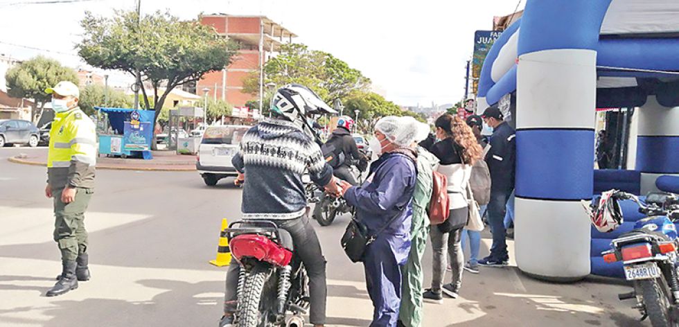 CONTROL. Funcionarios miden los decibeles de motocicletas en una avenida de Sucre.