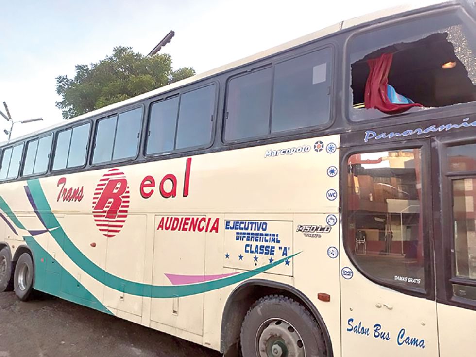 REPROCHABLE. Los transportistas de surubís de Cochabamba atacaron a los buses y otros vehículos cuando les dieron paso para que siguen su trayecto.