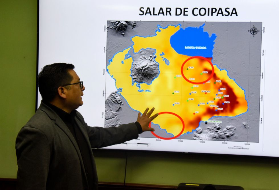El presidente ejecutivo de Yacimientos de Litio Bolivianos, Carlos Ramos, muestra un mapa del salar de Coipasa.