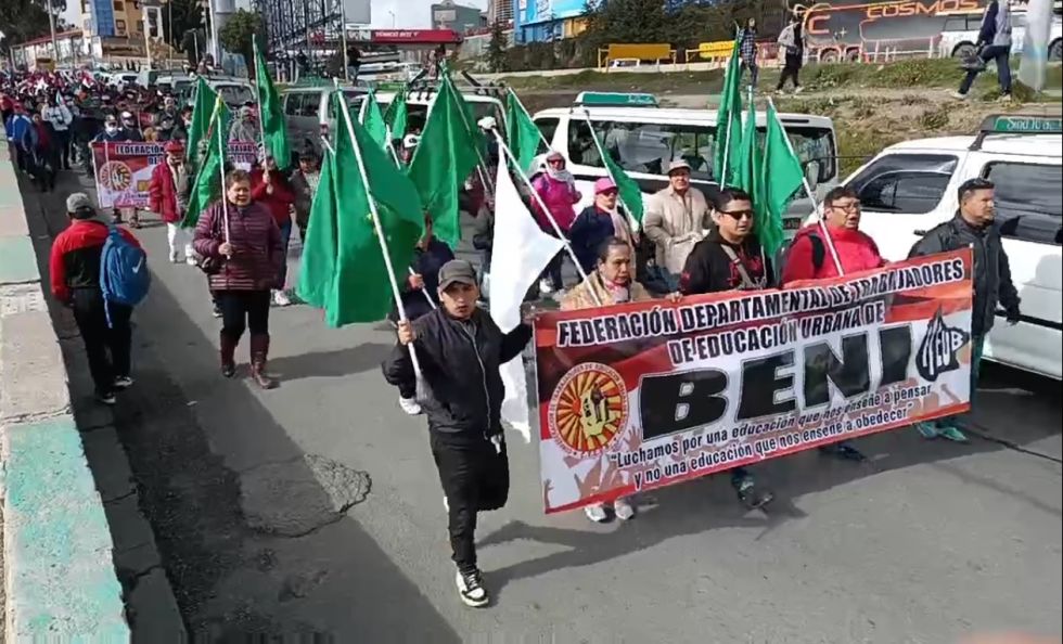 La delegación de Beni en la segunda marcha nacional del magisterio que se realiza en La Paz.