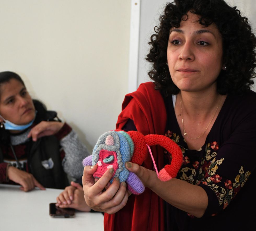 La educadora sexual Mariana Soriano habla sobre el ciclo menstrual en un taller que da el proyecto Yawar