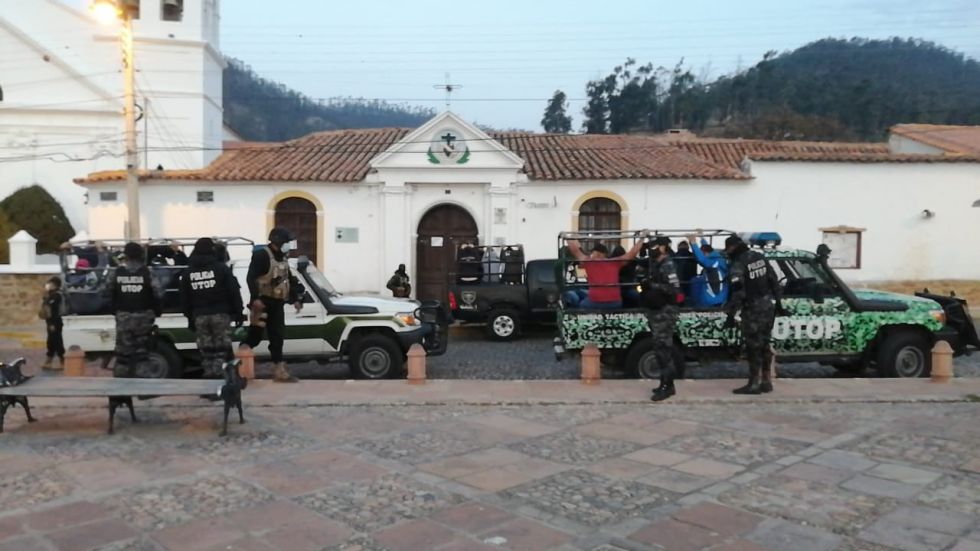 Policías durante un operativo en La Recoleta, donde este fin de semana se produjo el acuchillamiento.