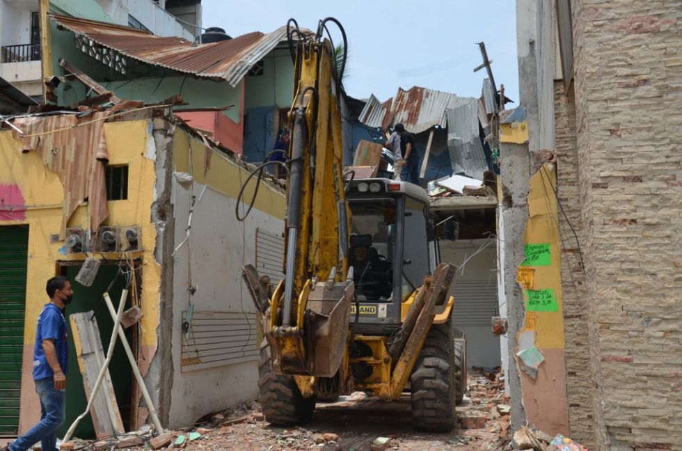 Los trabajadores retiran los escombros de los edificios el día después de un terremoto en Machala, Ecuado