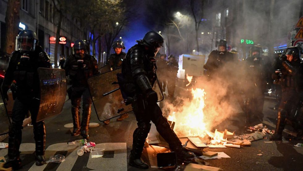 La Policía francesa detuvo este domingo en París a 17 personas durante una nueva protesta contra la aprobación de la reforma de pensiones del Gobierno