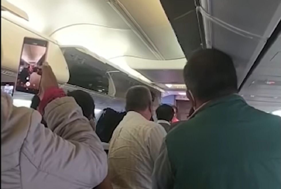 El momento en el que los pasajeros reciben indicaciones tras retornar a Cochabamba.