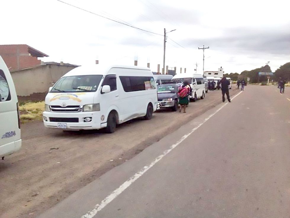 CONFLICTO. El servicio de transporte en "surubíes" Sucre - Cochabamba está suspendido.