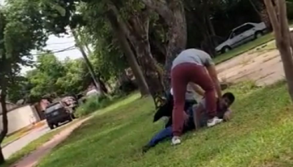 El momento en el que los capitanes de la Policía reducen y roban a un hombre en Santa Cruz.