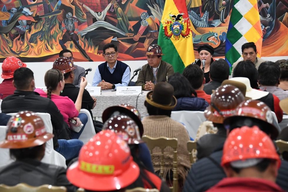 Dirigentes de la COB y autoridades de Gobierno en la reunión del pasado 15 de marzo sobre el pliego petitorio.