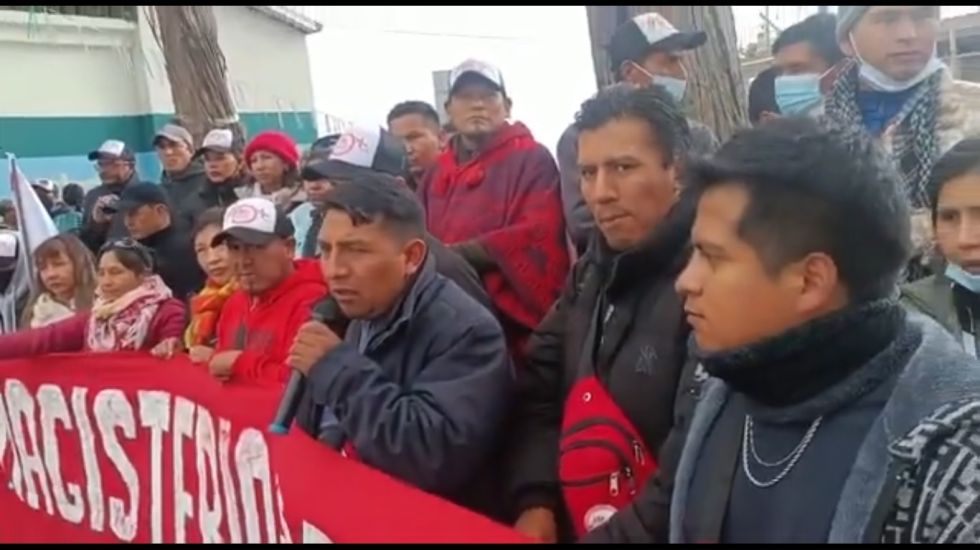 El dirigente Villalpando encabeza la delegación de maestros chuquisaqueños en La Paz.