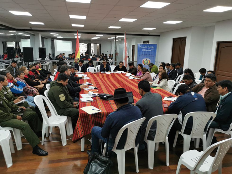ENCUENTRO. Los delegados de las instituciones que acudieron al llamado del oficialismo.
