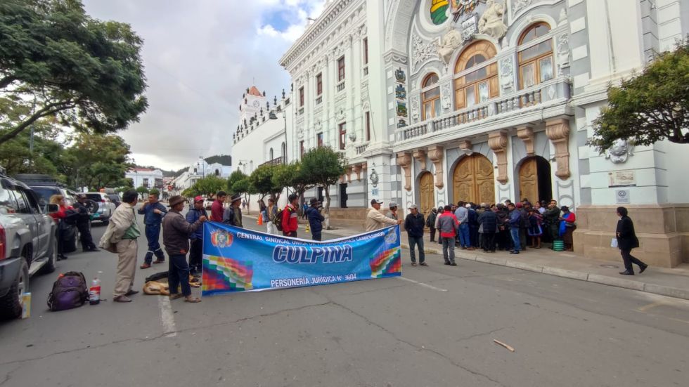 La vigilia que instalaron pobladores de Culpina en la plaza 25 de Mayo.
