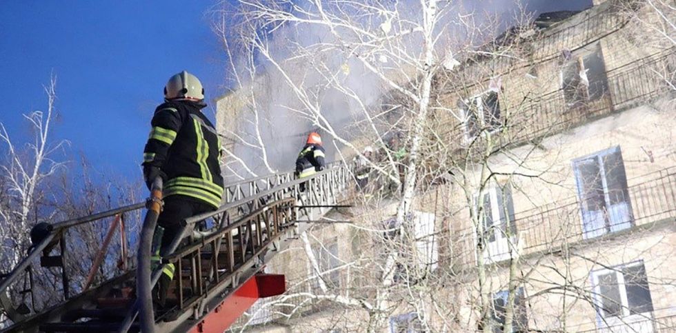 Rescatistas trabajando en el sitio de un edificio dañado por ataques con drones en la ciudad. de Rzhyshchiv, región de Kyiv
