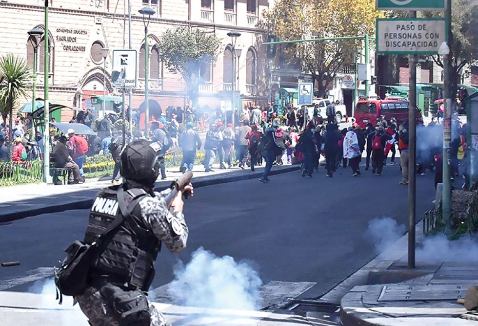 REPRESIÓN. Los policías volvieron a usar gases para dispersar a los manifestantes en la sede del Gobierno.