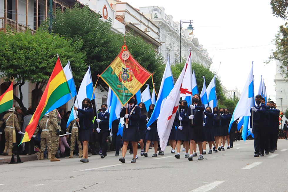 DESFILE. El paso de la Unidad Educativa Gregorio Reynolds frente al palco oficial.