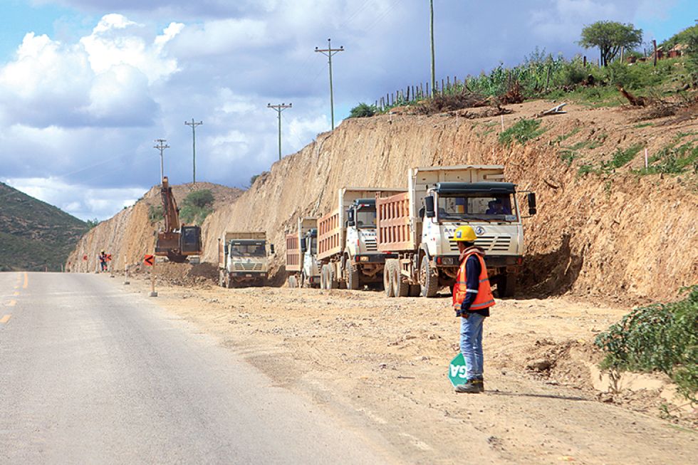 CONTRATO. La empresa china CHEC realiza el pavimentado de la doble vía Sucre-Yamparáez.
