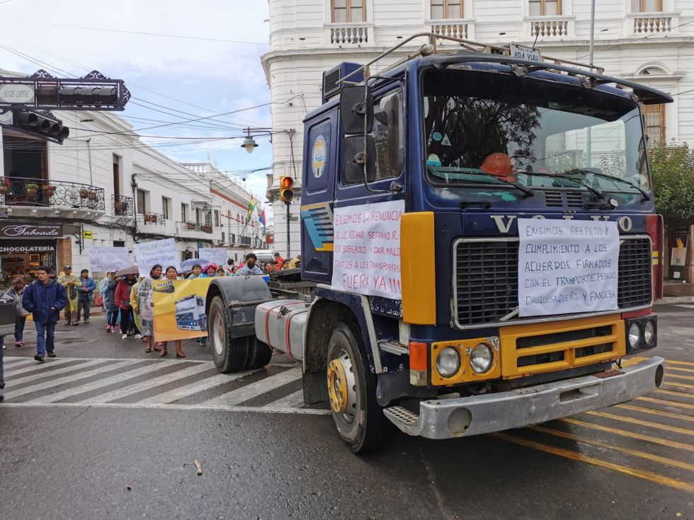 PROTESTA. Los transportistas sindicalizados, ayer, en una marcha de protesta por las calles del centro de la ciudad.