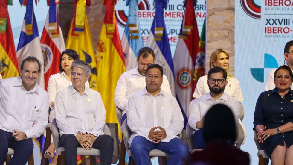 Luis Arce (c) y Gabriel Boric (2i) en la inauguración de la Cumbre Iberoamericana.