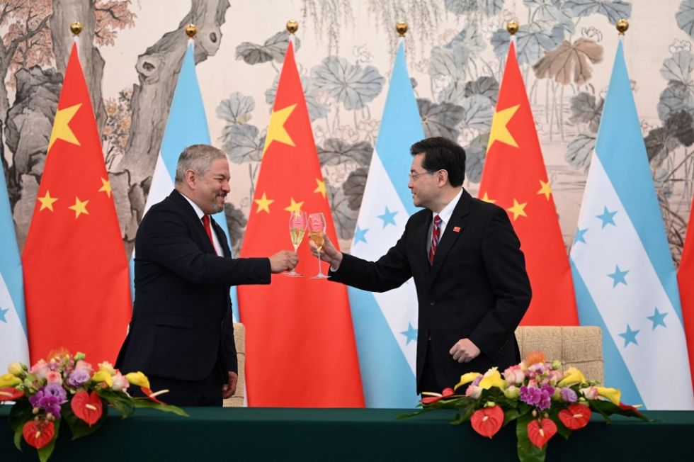 Los ministros de Relaciones Exteriores de Honduras, Eduardo Enrique Reina (i), y de China, Qin Gang.