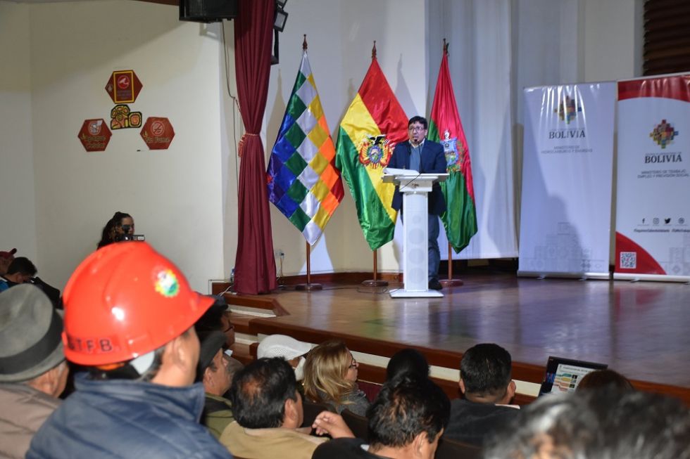 El ministro Molina presentó este lunes los resultados de la nacionalización e industrialización en una reunión con la COB.