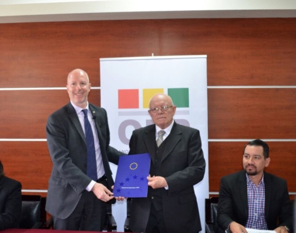 El presidente Oscar Hassenteufel (c) participó este miércoles de un acto con la Unión Europea y el PNUD en La Paz.